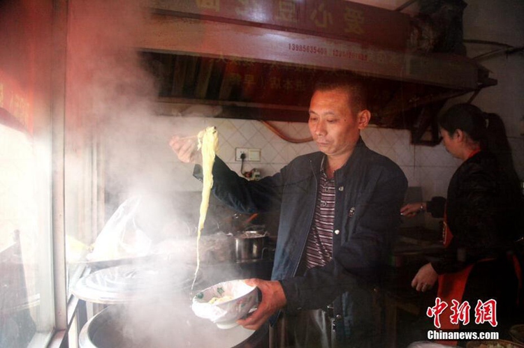 구이저우: 한 음식점 사장의 선행, 2년간 무료 아침 제공