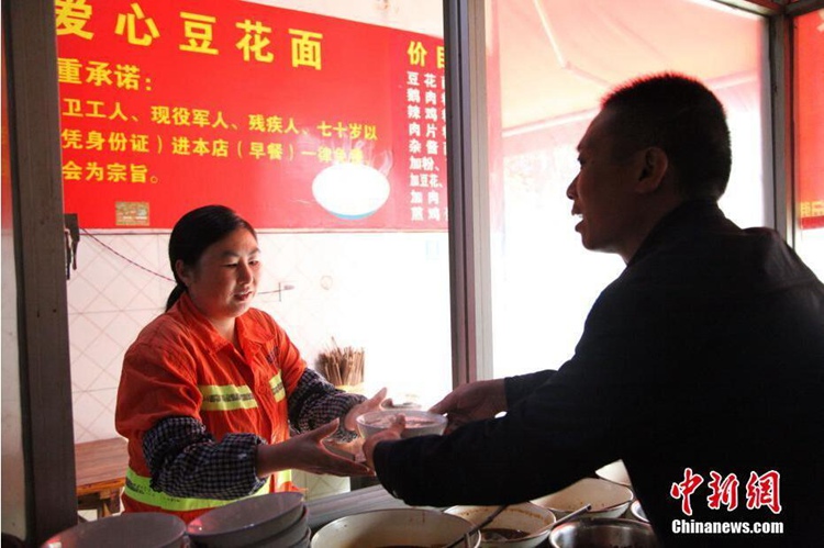 구이저우: 한 음식점 사장의 선행, 2년간 무료 아침 제공