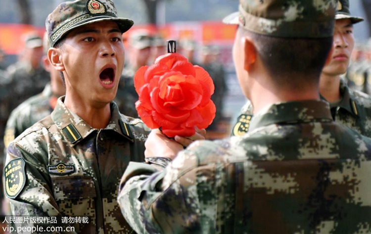 중국 군대의 ‘성인식’…中 해경 2017년도 대학생 소총 수여식 개최