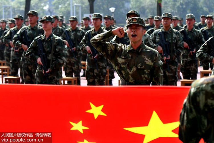 중국 군대의 ‘성인식’…中 해경 2017년도 대학생 소총 수여식 개최