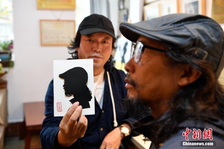 중국 윈난 전지 예술가 이야기, “가위는 저에게 ‘펜’입니다”