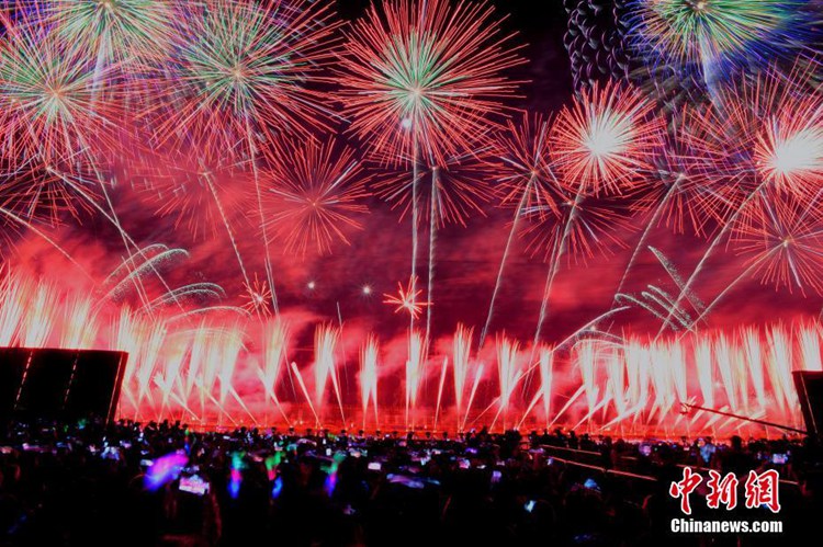 중국 국제 화포 문화축제 개막, 수만 명 모인 화려한 축제