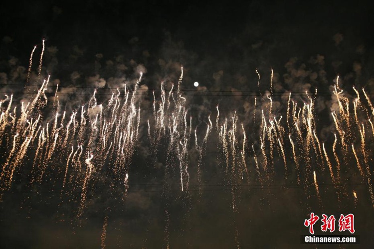 중국 국제 화포 문화축제 개막, 수만 명 모인 화려한 축제