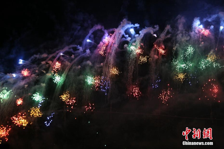 중국 국제 화포 문화축제 개막, 수만 명 모인 화려한 축제