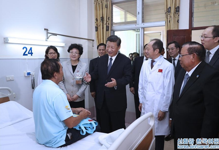 시진핑, 분냥 보라칫 라오스 인민혁명당 서기장 겸 국가주석과 함께 마호솟 병원 정초식 참석