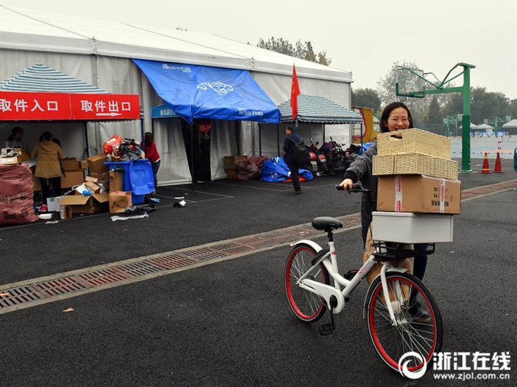 중국의 택배 웨이브! 저장大 임시 천막 설치해 가며 택배 보관