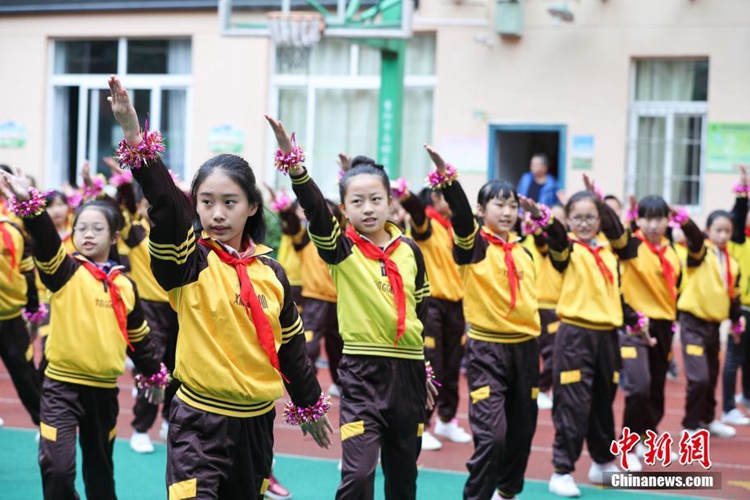 구이양 초등학교: 쉬는 시간 ‘희곡 체조’로 건강과 문학 모두 잡는다