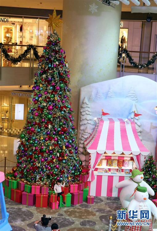 크리스마스 준비하는 홍콩 백화점, 화려한 장식으로 고객 유치