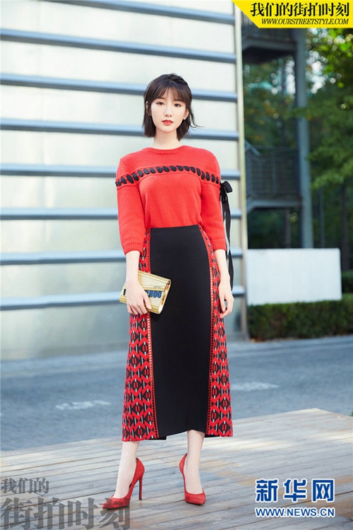 따뜻한 마오샤오퉁의 길거리 패션, 정렬의 레드+롱스커트