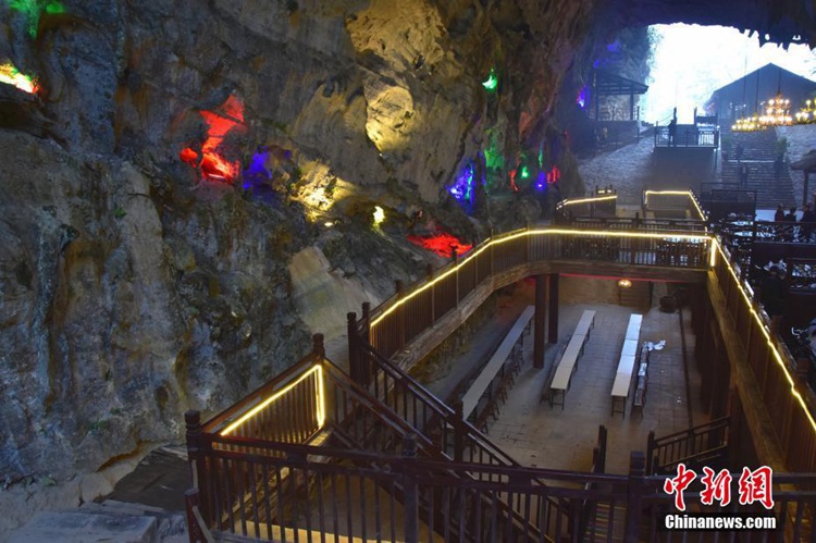 중국 장가계의 동굴 식당 인기, 자연경관 감상하며 식사하는 곳