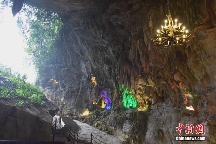중국 장가계의 동굴 식당 인기, 자연경관 감상하며 식사하는 곳