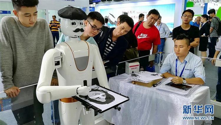 [중국 하이테크 페어] 초상화 그리는 로봇 인기