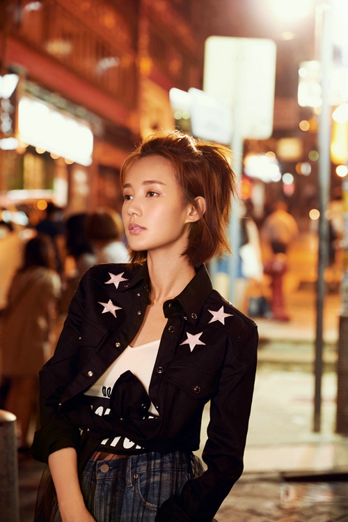 리이퉁 길거리 화보 공개, 그녀가 말하는 ‘심플한 패션’