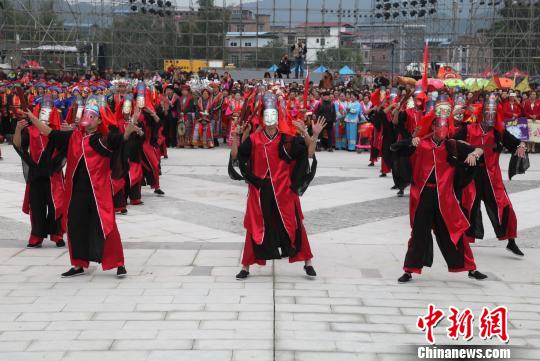 광시 모남족 마을 설립 30주년 기념…민족 퍼레이드 펼쳐져