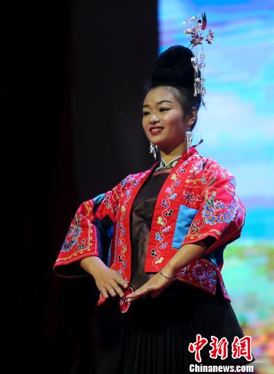 중국 구이저우 리핑서 개최된 ‘동족(侗族) 패션쇼’