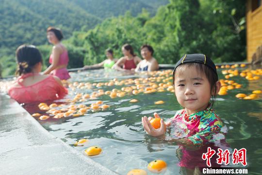 중국 장쑤에 등장한 ‘과일 온천탕’…이색 체험에 인기 상승