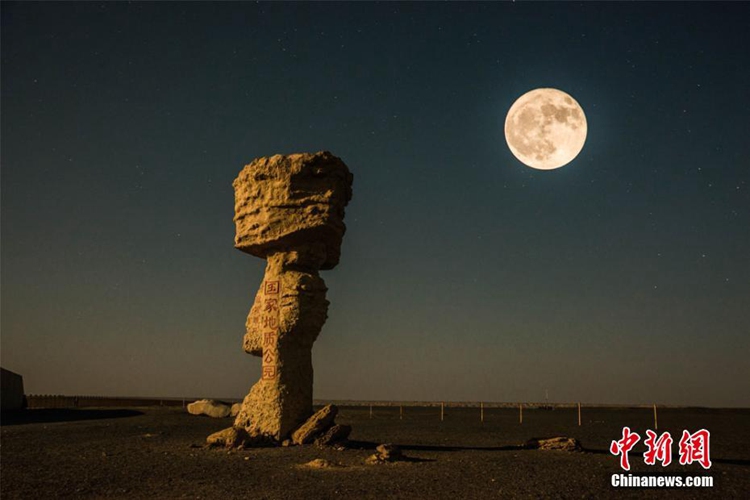 간쑤 둔황 고비사막의 주야 교대 옛 실크로드의 아름다움 펼쳐져
