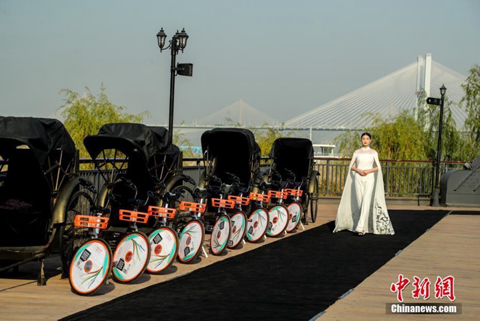 중국 우한 강가서 개최된 ‘치파오 쇼’, 새로운 중국풍 패션