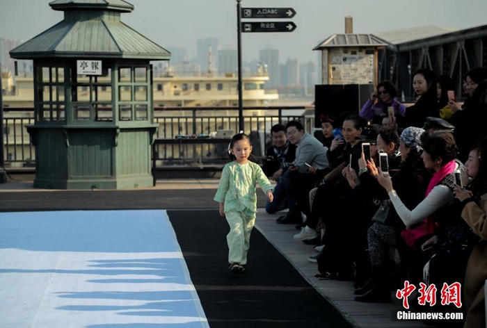 중국 우한 강가서 개최된 ‘치파오 쇼’, 새로운 중국풍 패션
