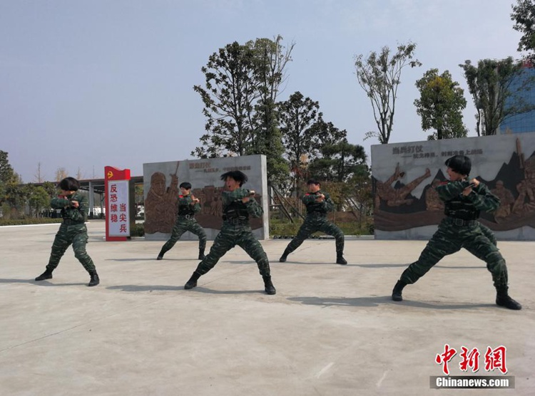 女 무장경찰 대원의 패기 넘치는 단검 훈련 모습…‘민족 단결의 꽃’