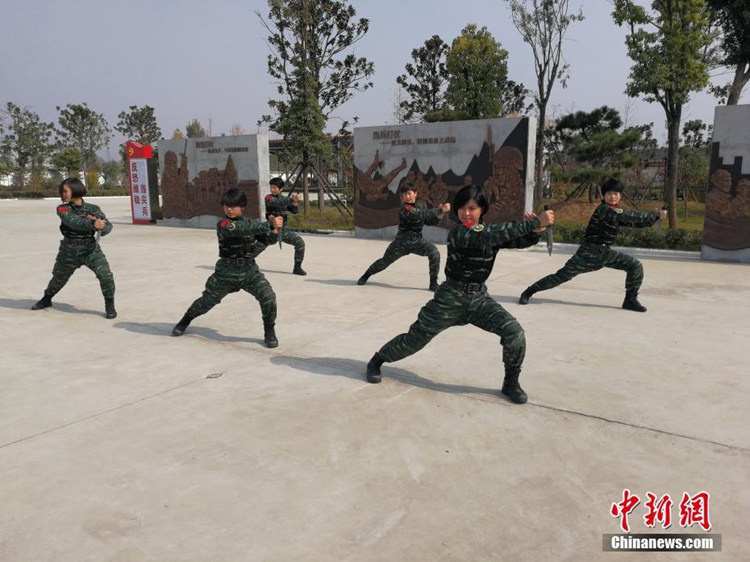 女 무장경찰 대원의 패기 넘치는 단검 훈련 모습…‘민족 단결의 꽃’
