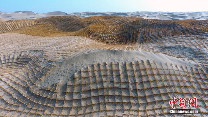 신장 사장작업 거대망 ‘덮개’가 타커라마간 사막에 등장