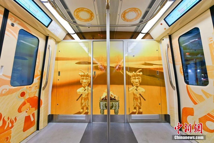 황금빛 ‘금사 문화’로 꾸며진 청두 지하철 7호선 정식 운영 개시