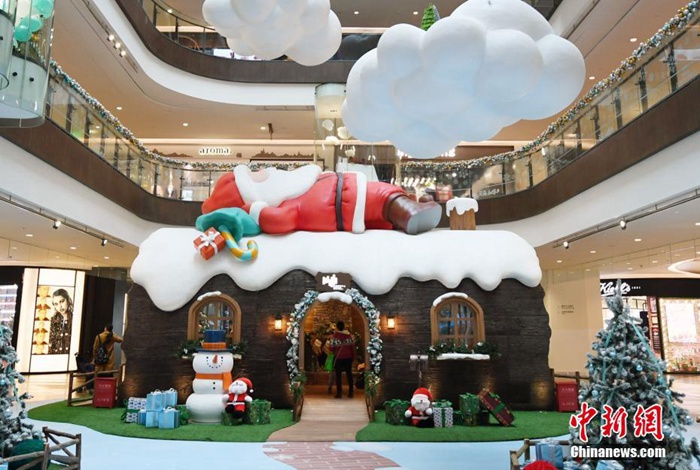 12월 7일 대형 산타클로스가 백화점 1층에 설치됐다.