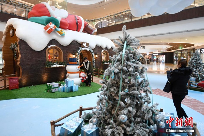 항저우 모 백화점에 등장한 대형 산타클로스, 크리스마스 분위기 물씬