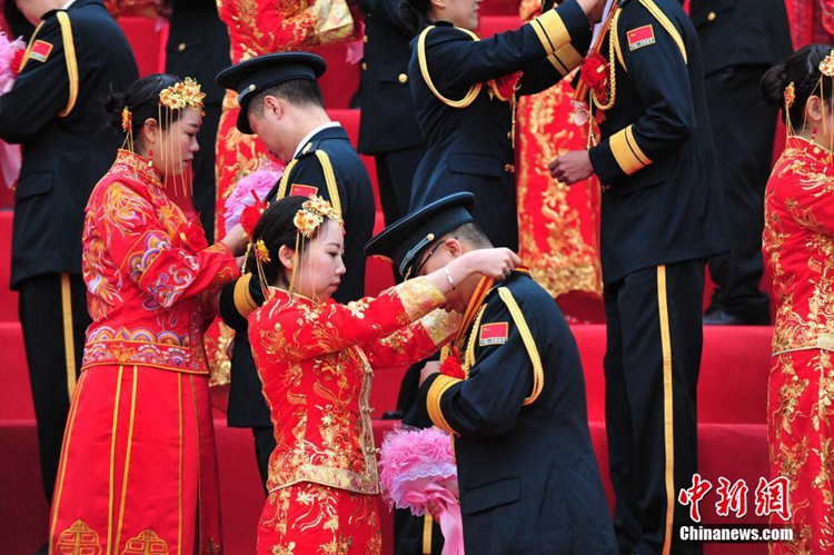 중국 군인들의 합동결혼식…‘행복한 인생을 약속할게’