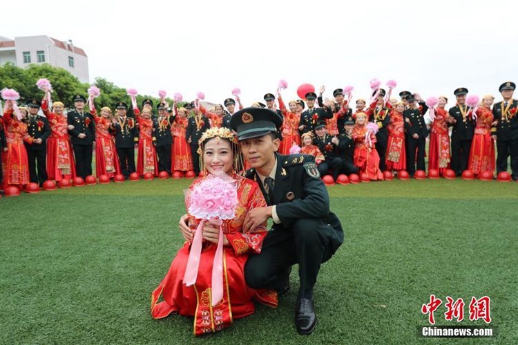중국 군인들의 합동결혼식…‘행복한 인생을 약속할게’