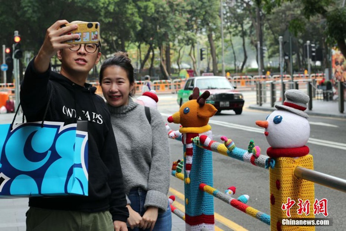 홍콩 길거리에 등장한 수공 루돌프 니트 작품, 철거 위기…시민들 발길 이어져