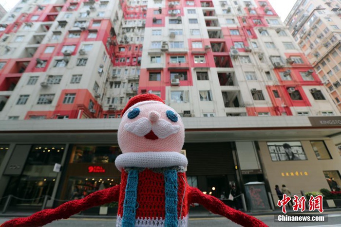 홍콩 길거리에 등장한 수공 루돌프 니트 작품, 철거 위기…시민들 발길 이어져
