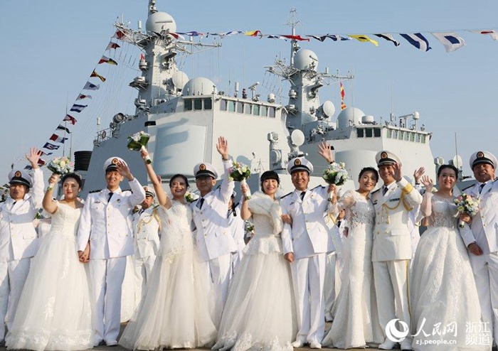 바다를 증인으로 군함을 매개로 열린 해군 합동결혼식