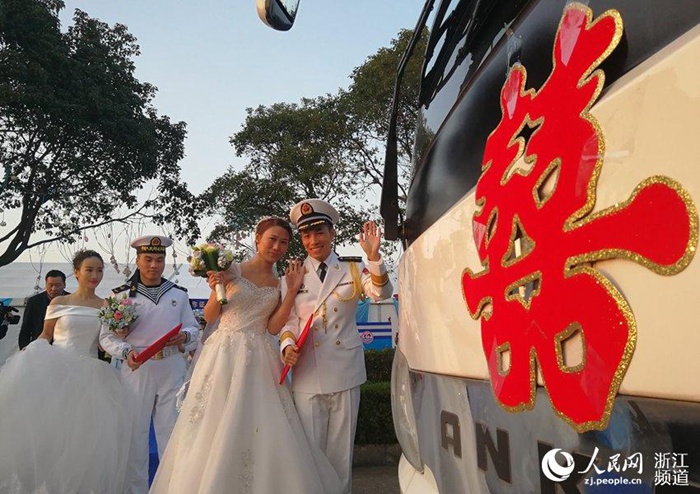 바다를 증인으로 군함을 매개로 열린 해군 합동결혼식