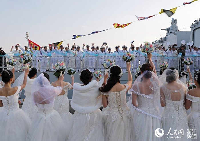 바다를 증인으로 군함을 매개로 열린 해군 합동결혼식