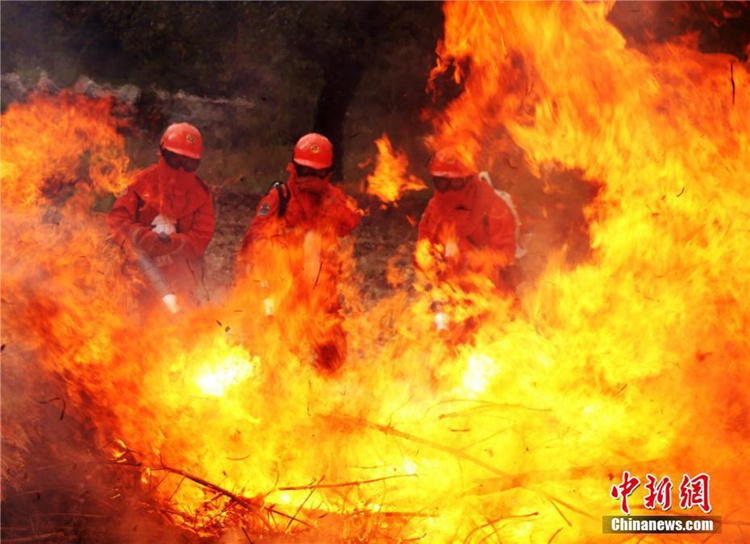 간쑤 삼림지대 무장경찰 겨울철 ‘화재진압 훈련’