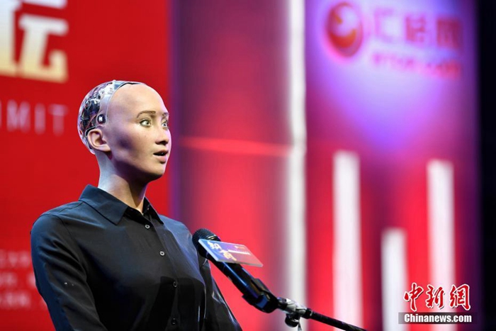 세계 최초로 시민권 받은 로봇 소피아, 광저우서 중국 네티즌들과 인사