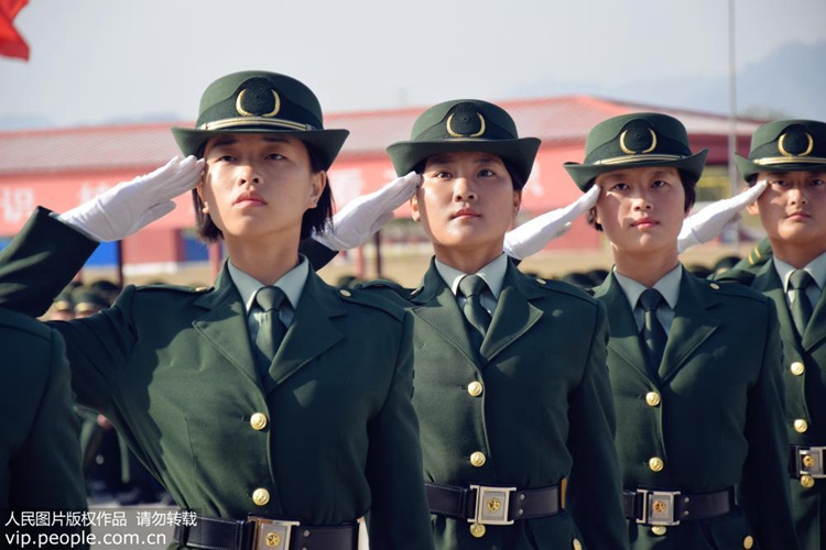 베이징 무장경찰 남녀 신병들의 ‘평가날’, 제식으로 말한다