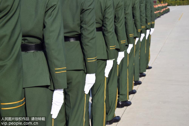 베이징 무장경찰 남녀 신병들의 ‘평가날’, 제식으로 말한다