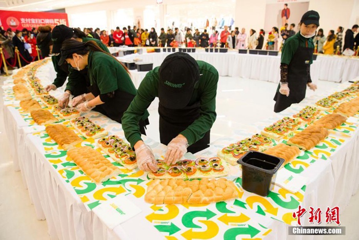 12월 12일 산시(山西, 산서)성 타이위안(太原, 태원)시, 주방장들이 33m짜리 샌드위치를 만들고 있다.