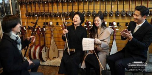 문재인 대통령 방중: 김정숙 여사 ‘추우부부’와 중국 전통악기 배우기 체험