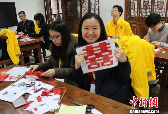 중국 화교 청소년들의 ‘뿌리 찾는 여행’, 충칭서 전통문화 체험