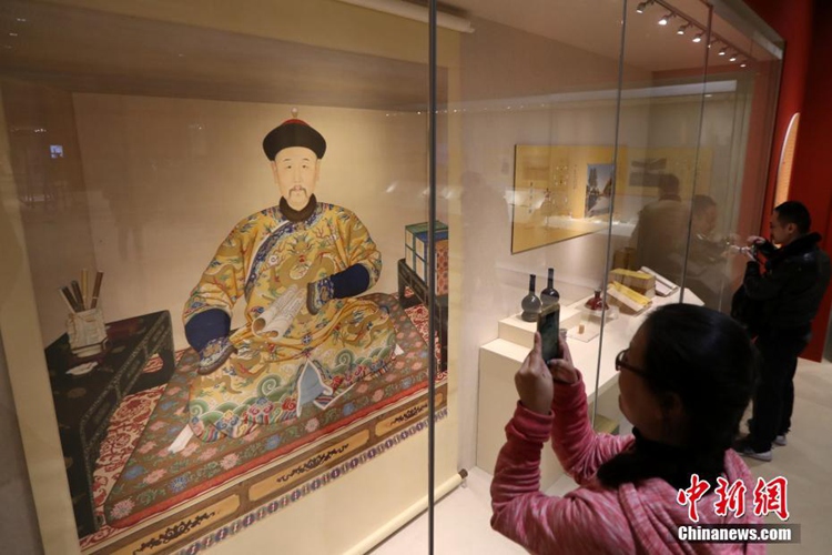 12월 14일, 난징박물원(南京博物院) 특별전시관 내에서 관람객들이 ‘양심전(養心殿)에 가까이 다가서다—대청의 국가천하’ 연례 전시회를 관람하고 있다.