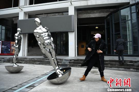 중국 충칭 국제 예술 작품 전시회에 등장한 ‘초대형 의자’