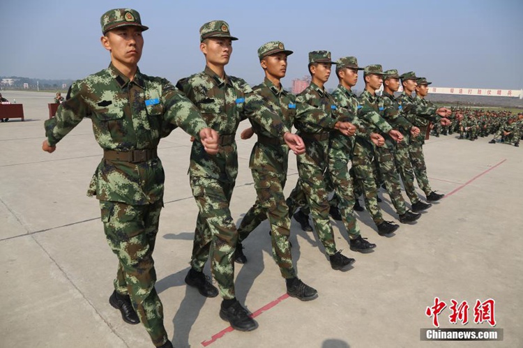 후베이 무장경찰 5천여 명 신병대열 합동훈련, 훈련 성과 선보여