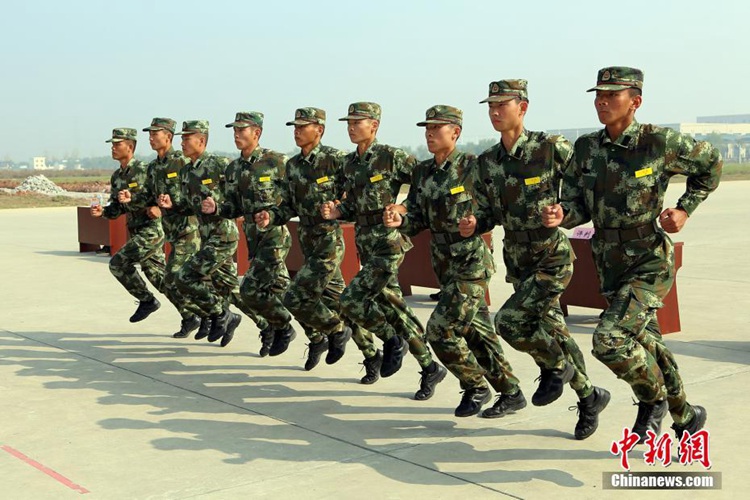후베이 무장경찰 5천여 명 신병대열 합동훈련, 훈련 성과 선보여
