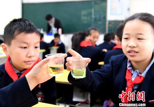 중국 환경보호 자원봉사자들 초등학교서 수자원 보호 수업 진행