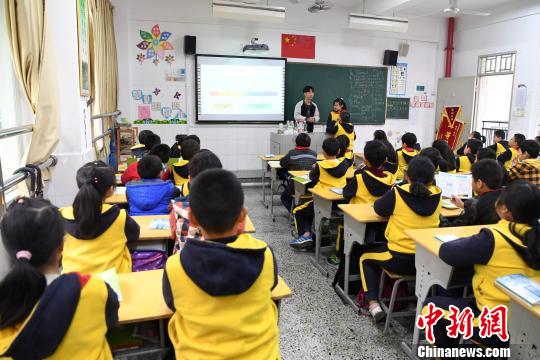 중국 환경보호 자원봉사자들 초등학교서 수자원 보호 수업 진행