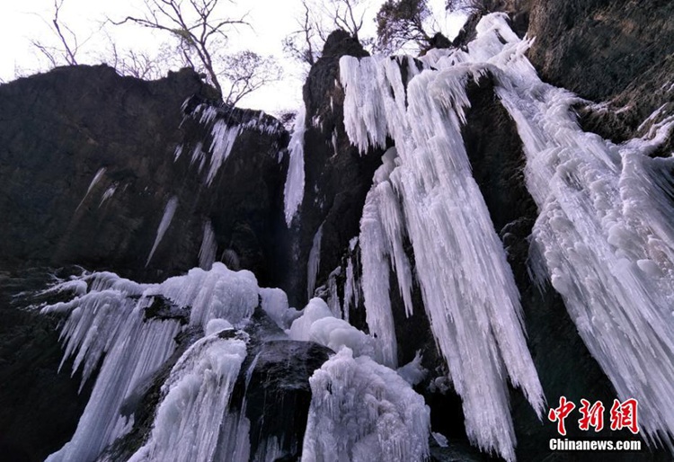 겨울철 간쑤 관어거우에서 관측되는 다양한 모습의 ‘빙폭 경관’